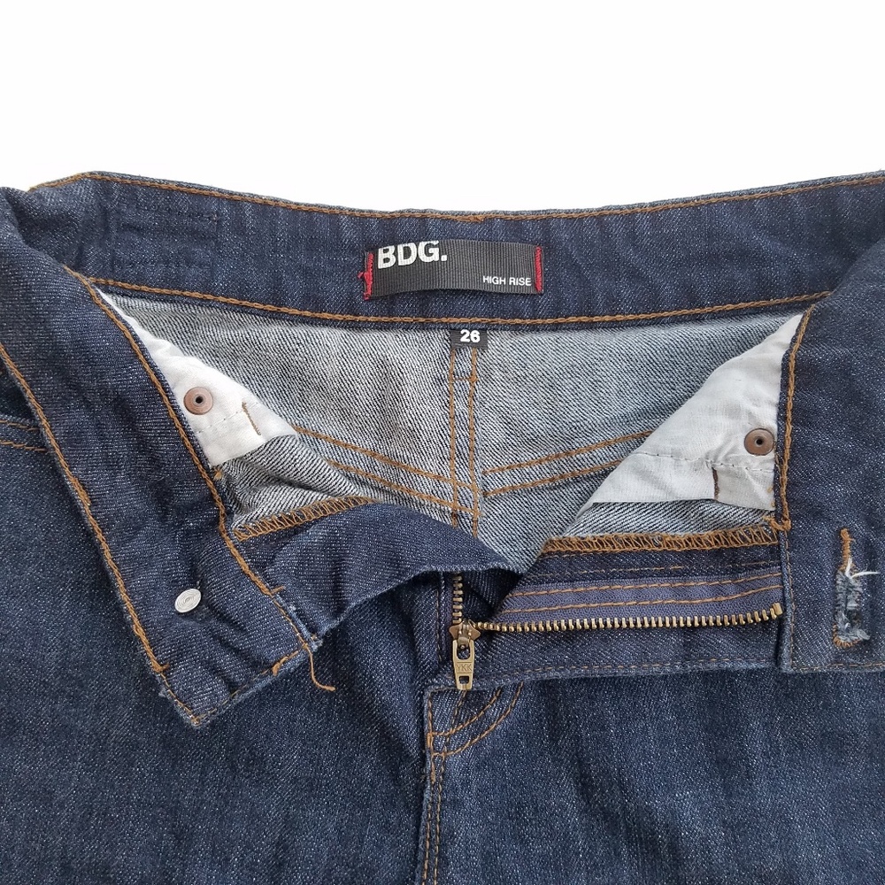 BDG | High Rise Dark wash cut off jean short folded hem 26 - Picture 4 of 5